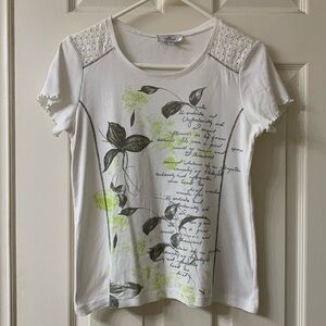 🌷3 for$25🌷Les Collections Mat, US XS, White & Green Floral Beaded Tee Shirt